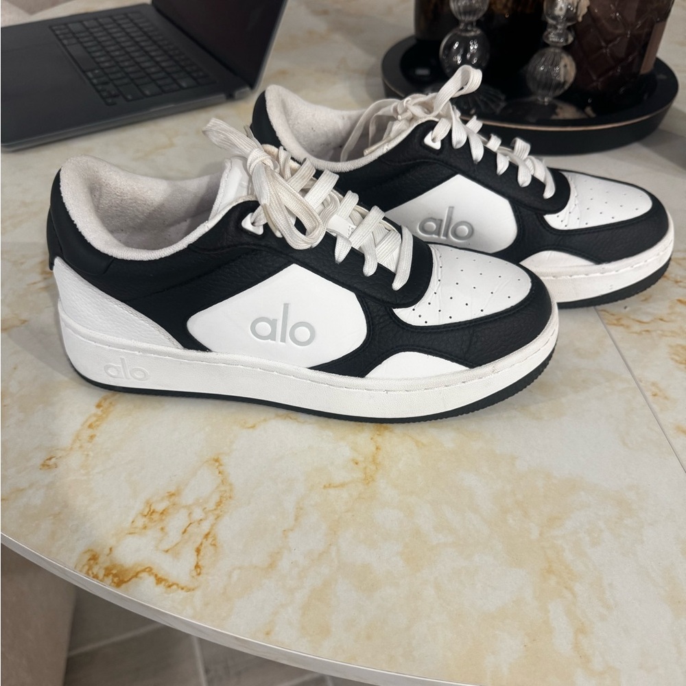 Alo Recovery Mode Sneaker size 8 black/white